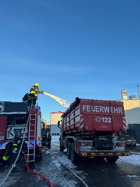 Transport brennender Akkus mit dem Spezialcontainer AB-Kühlen. (Bild 2)